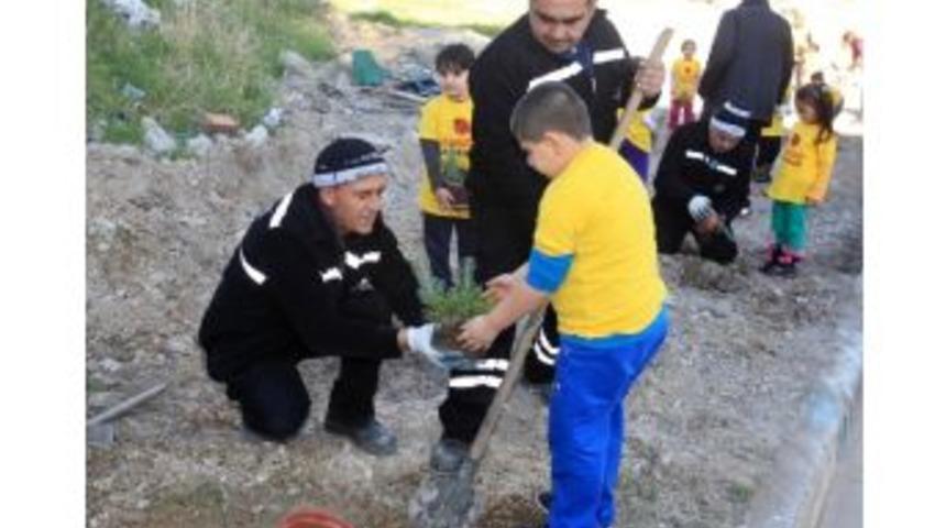 Karabağlar'ı Minik Eller Yeşillendirdi