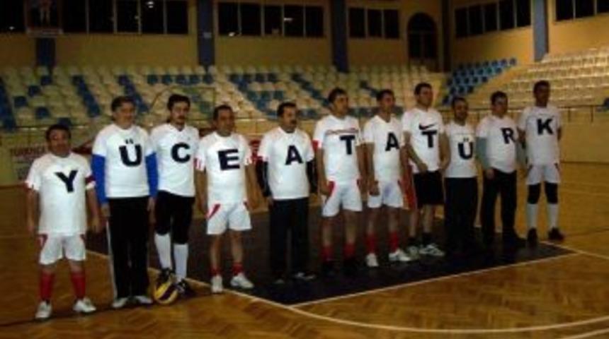 Voleybolcular Turnuvaya 'y&uuml;ce Atat&uuml;rk' Tiş&ouml;rtleri İle &Ccedil;ıktı