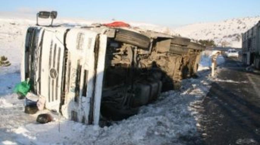 Yozgat&rsquo;ta Şeker Y&uuml;kl&uuml; Kamyon Devrildi