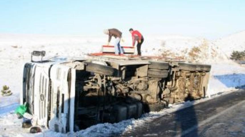 Şeker Y&uuml;kl&uuml; Kamyon Şarampole Devrildi