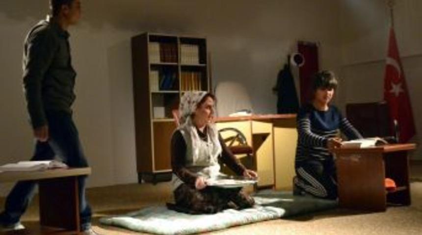 Tiyatro Kursunu Bitiren Mahkumlar Sahnede H&uuml;nerlerini Sergiledi