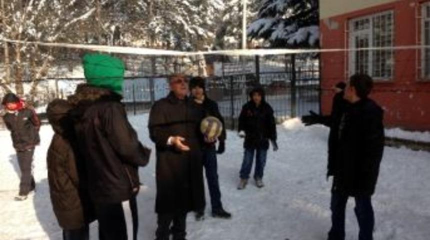 &Ouml;ğrenciler Vali&rsquo;ye Sevgi G&ouml;sterisinde Bulundu