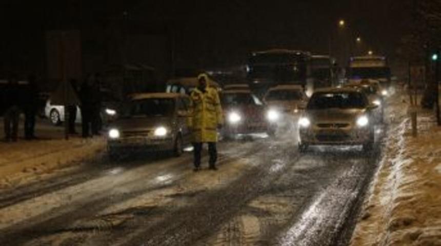 Bing&ouml;l'de Kar Yağışı Trafiği Kilitledi
