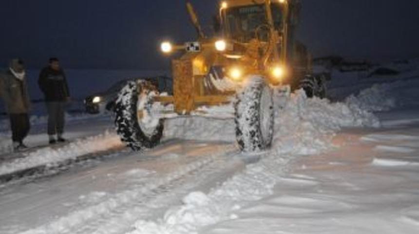 Bağlar&rsquo;da Kar Temizleme &Ccedil;alışması Devam Ediyor
