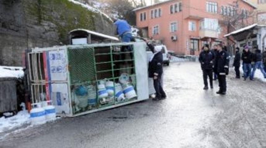 T&uuml;p Kamyoneti Yan Yattı