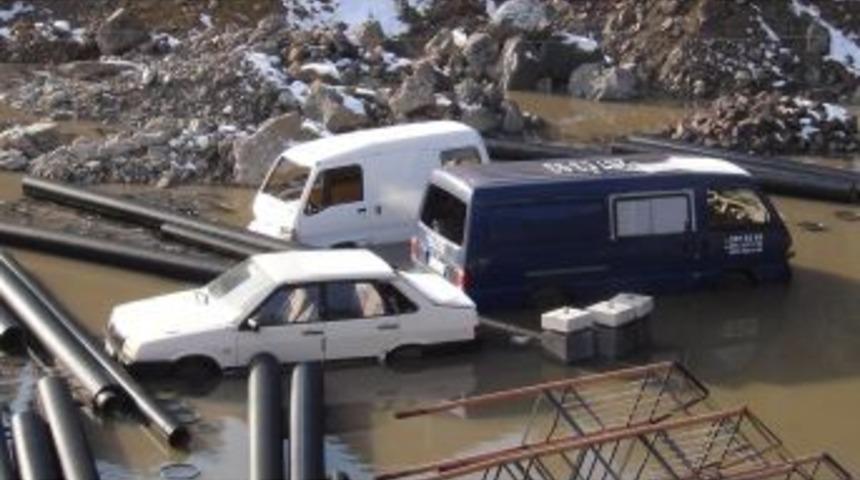 Derenin Gideri Kapanınca Belediye Şantiyesi Ve Bir Ev Su Altında Kaldı