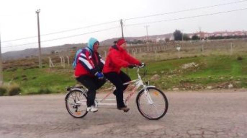 G&ouml;rme Engelli Namık Tuncel Bisikletiyle Ayvalık&rsquo;tan Ge&ccedil;iyor