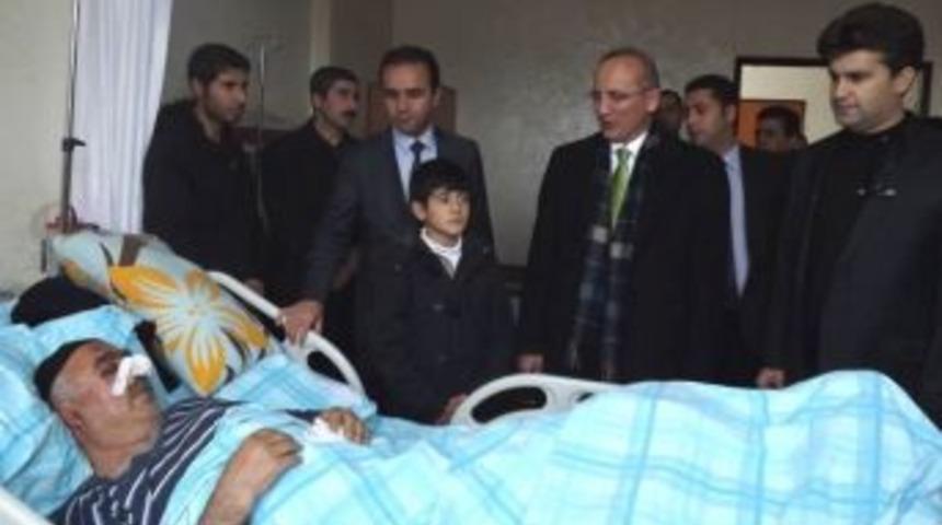 Vali Yurdakul, Tatvan&rsquo;da Kazazedeleri Ziyaret Etti