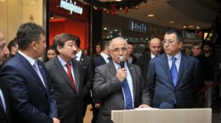 Kazakistan&rsquo;ın Geleneksel Kıyafetleri Defilede Tanıtıldı