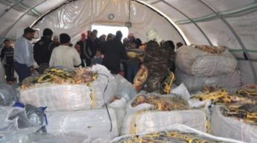 &Ccedil;adır Kentte Battaniye Dağıtımı