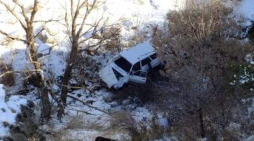 Otomobil U&ccedil;uruma Yuvarlandı: 1 Yaralı