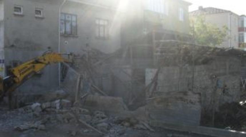 İzmit'te G&ouml;r&uuml;nt&uuml; Kirliliği Yaratan Binalar Yıkılıyor