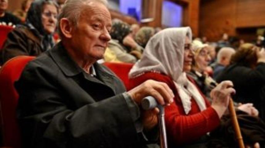 Sağlıklı Yaşlanmanın Sırlarını &Ouml;ğrenmek İ&ccedil;in Bastonlarıyla Panele Koştular