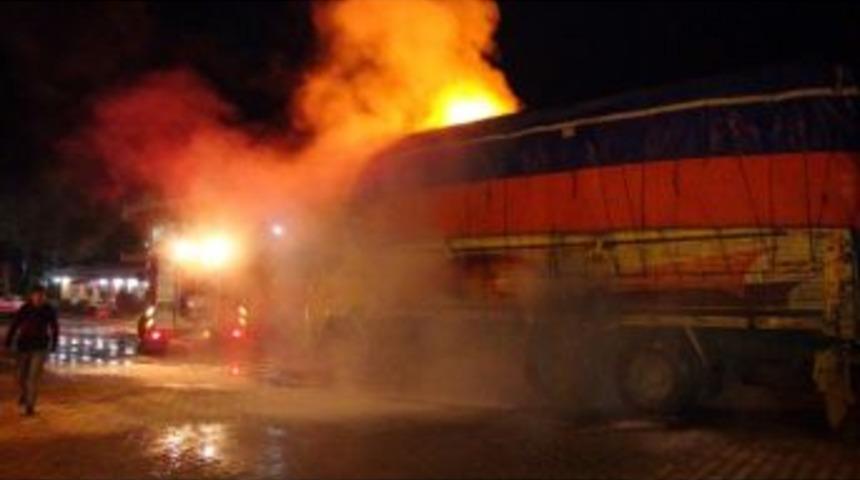 Bilecik'te Seyir Halindeki Tır Alev Aldı