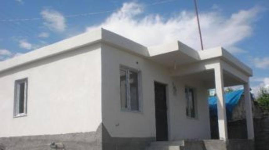 Kırıkhan Kaymakamlığı 20 Aileyi Ev Sahibi Yaptı, 100'&uuml; Aşkın Evin De Onarımını Yaptı