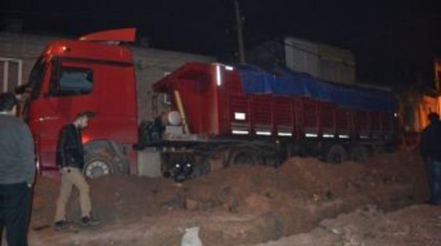 Kırkağa&ccedil;&rsquo;ta Kamyon Evin &Ccedil;atısına &Ccedil;arparak Sıkıştı