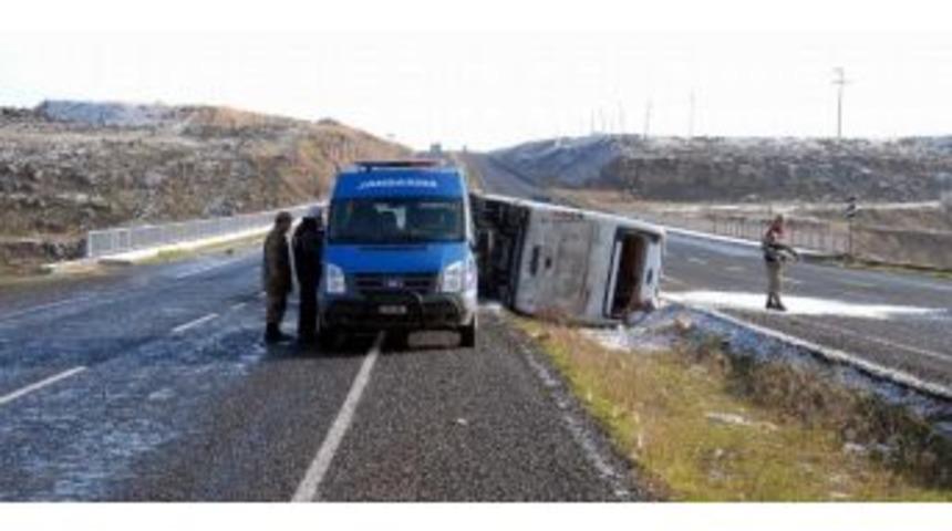 &Ouml;ğrencileri Taşıyan Otob&uuml;s Devrildi: 1 &Ouml;l&uuml;, 23 Yaralı