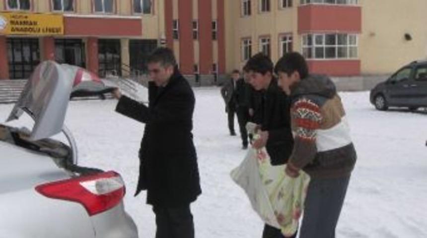 Yaralı Yavru K&ouml;peğe &Ouml;ğrenciler Sahip &Ccedil;ıktı