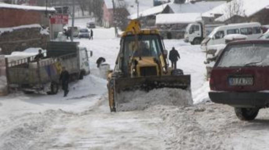 Narman'da Kar Yağışı Hayatı Olumsuz Y&ouml;nde Etkiliyor