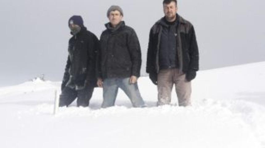 Aladağ&rsquo;a Diz Boyu Kar Yağdı