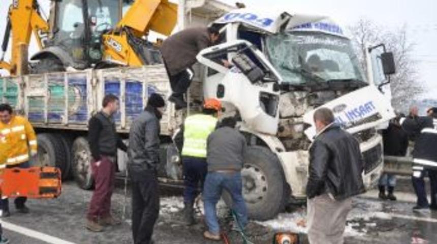 İş Makinesi Taşıyan Tır, Buzlanan Yolda Kaza Yaptı