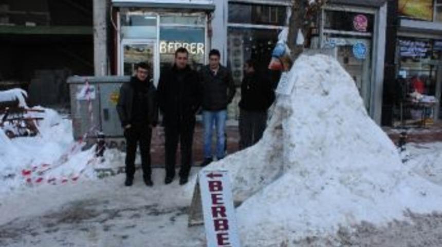 Vanlı Esnafların Kardan T&uuml;nel Ve Kardan Adam Heykelleri