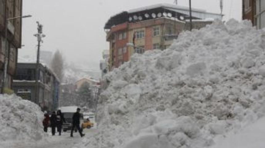 Hakkari&rsquo;de 1 Hafta İ&ccedil;inde 30 Bin Ton Kar Yığını Şehir Dışına &Ccedil;ıkarıldı