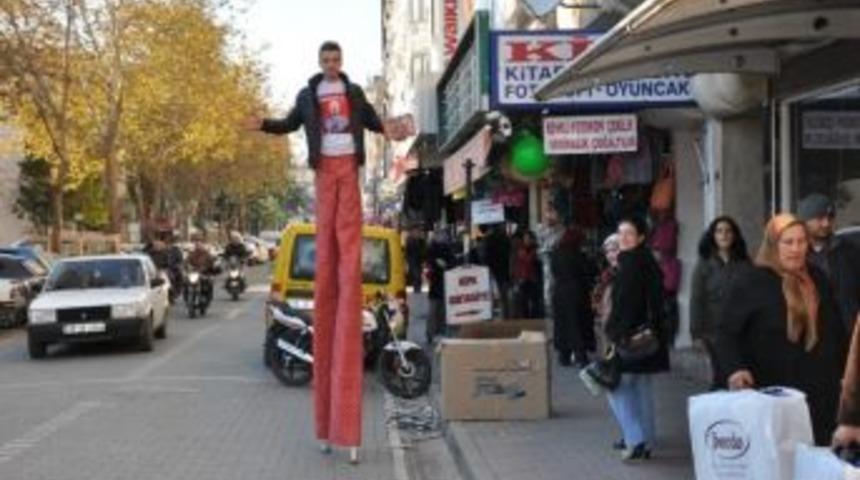 &Ouml;demiş Caddelerinde Bir Tahta Bacak