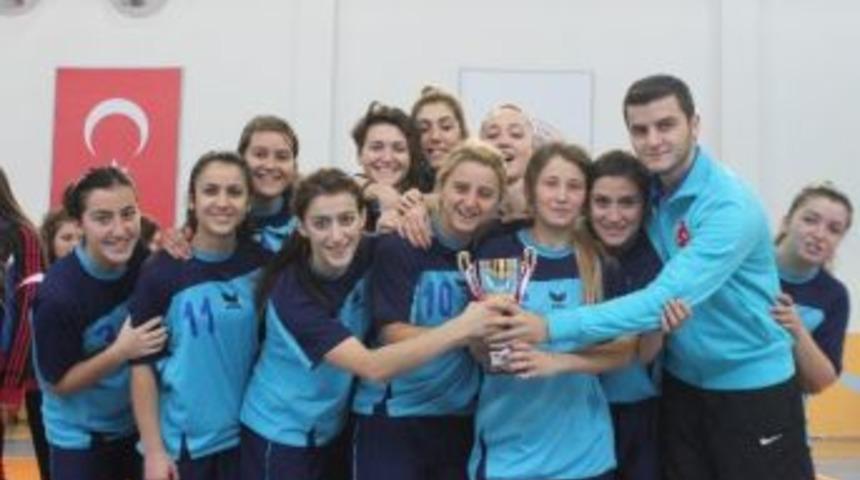 B&uuml; Hentbol Takımı Kupayla D&ouml;nd&uuml;