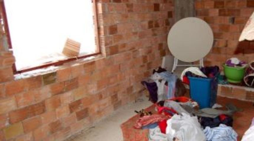 Penceresiz, Kapısız Evde Yaşam M&uuml;cadelesi Veriyorlar