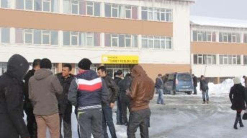 (&ouml;zel Haber) Hakkari&rsquo;de 16 Merkezden 3 Bin 727 Kişi A&ouml;f Sınavına Girdi