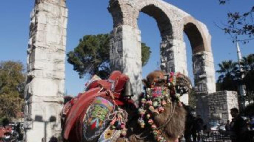 Sel&ccedil;uk'ta Develer G&ouml;r&uuml;c&uuml;ye &Ccedil;ıkıyor