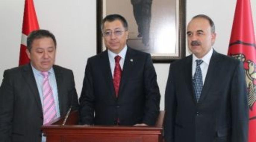 Kazakistan B&uuml;y&uuml;kel&ccedil;isi T&uuml;ymebayev&rsquo;den Vali Erol&rsquo;a Ziyaret