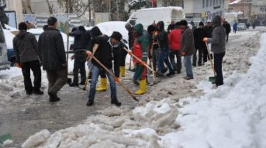 Derik'te Karlar Temizleniyor