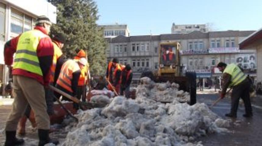Terme'de Kar Yağışı Bitti, Temizliği Başladı