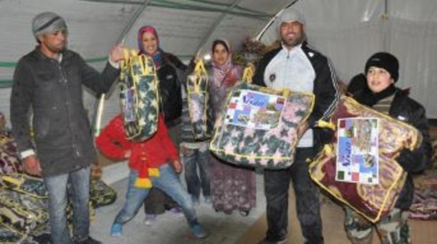 Suriyeli M&uuml;ltecilere 15 Bin Battaniye Dağıtıldı