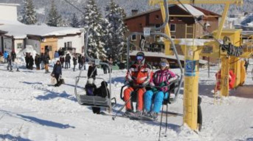 Uludağ&rsquo;da Kar Kalınlığı 80 Santimetre Olunca Pistler Doldu