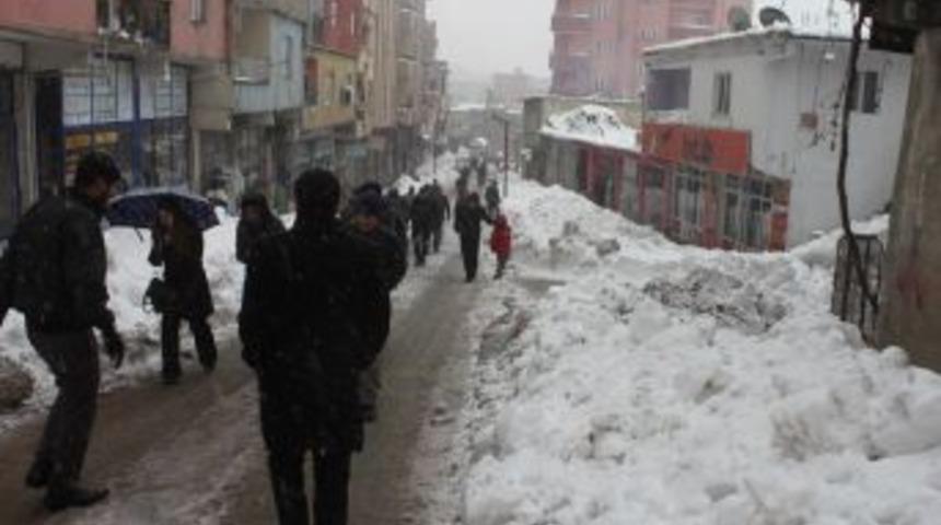 Şırnak&rsquo;ta Kar Yağışı Devam Ediyor