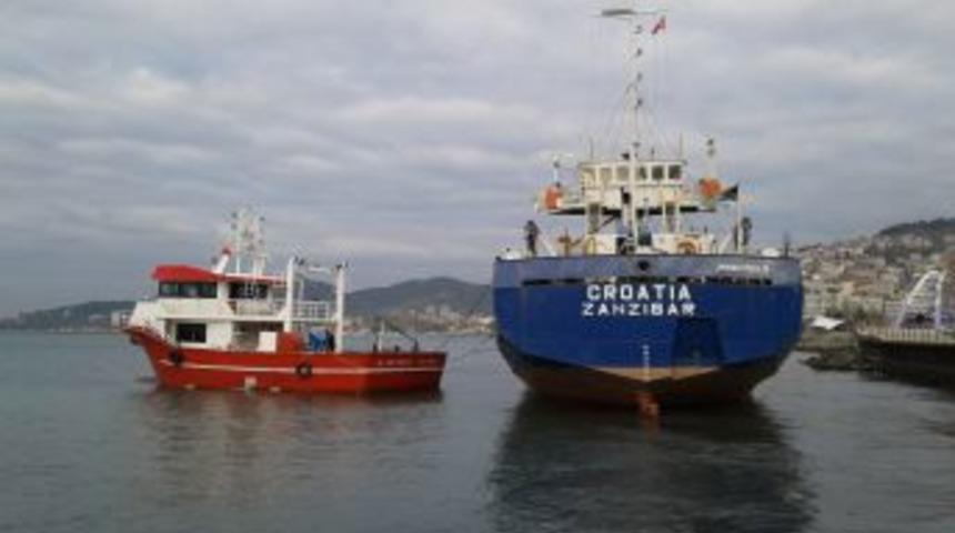 Karaya Oturan Gemiyi Kurtarma &Ccedil;alışması S&uuml;r&uuml;yor