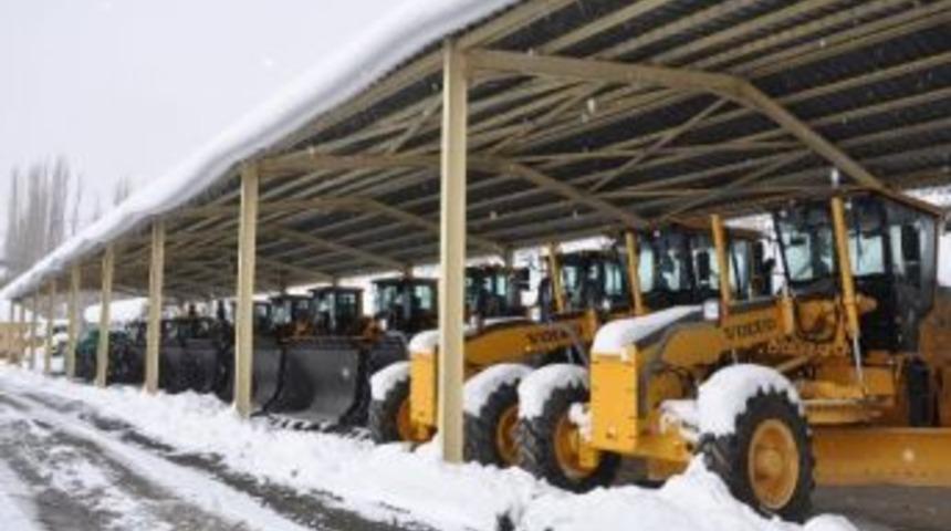 Yeni Alınan İş Makineleri Hakkari'ye Ulaştı
