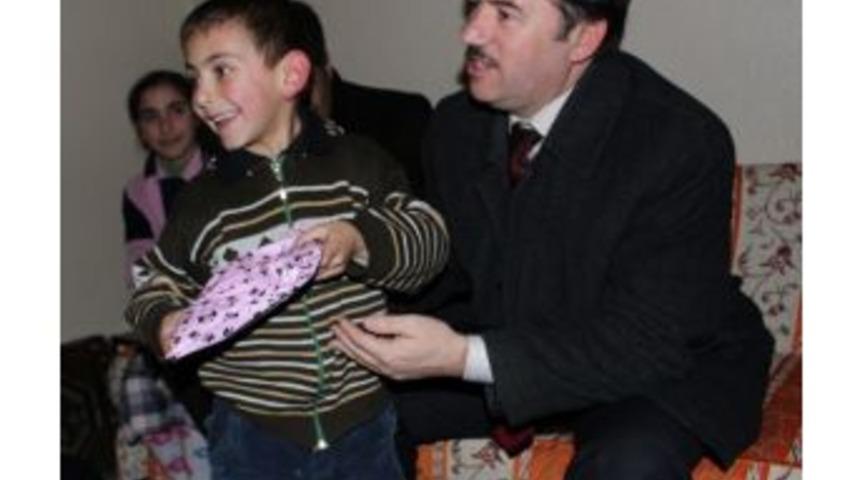 Ağrı Milli Eğitim M&uuml;d&uuml;r&uuml; Başak, &Ouml;ğrenci Ailelerini Evlerinde Ziyaret Etti