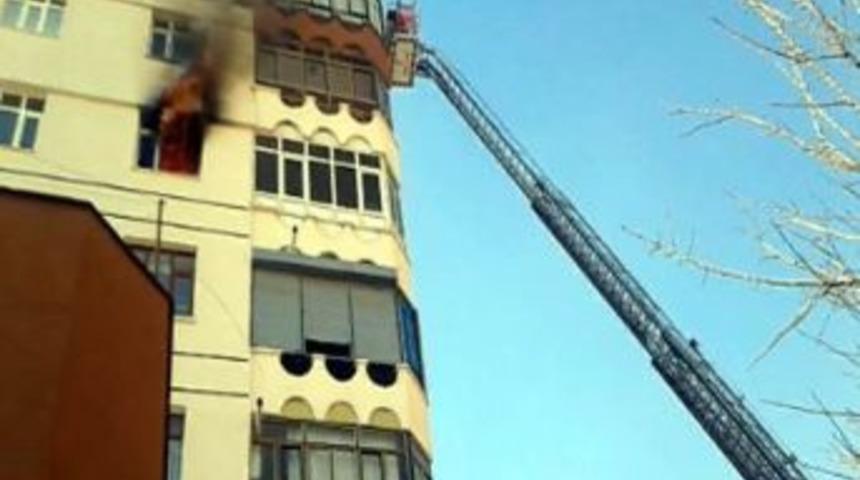 Yangına M&uuml;dahale Eden İtfaiyenin Hortumu Dondu