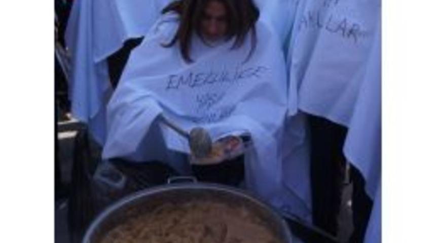 Kefenli Eylem Yapan 'Emeklilikte Yaşa Takılanlar' Milletvekilleriyle Helva Yedi