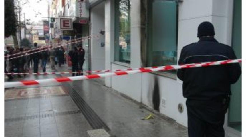 Psikolojik Tedavi G&ouml;ren Şahıs Banka Şubesine Molotof Attı