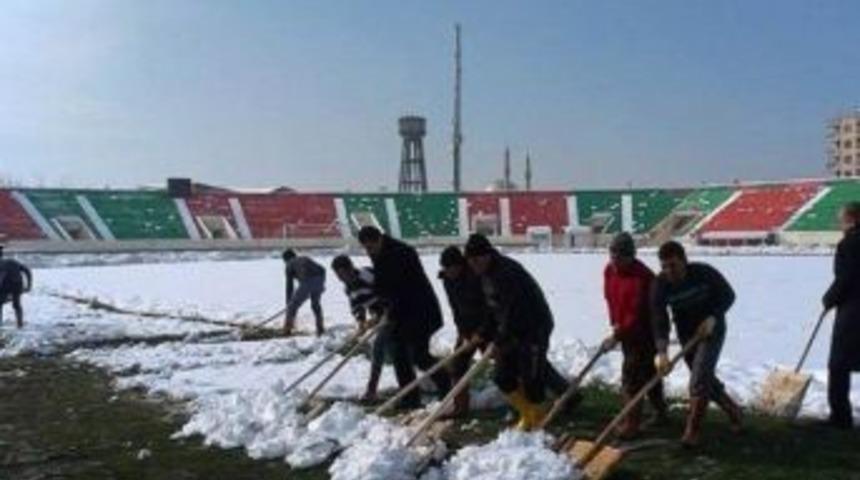 Diyarbakır Atat&uuml;rk Stadyumu Taraftarlar Tarafından Temizlendi