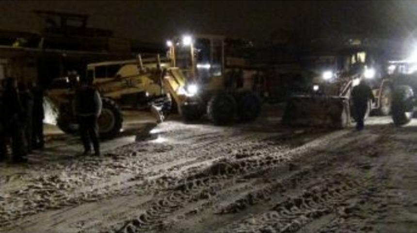 Oto Sanatkarlar Odası Başkanı Şeyhi Odakır&rsquo;dan Karla M&uuml;cadele Ekibine Tatlı İkramı