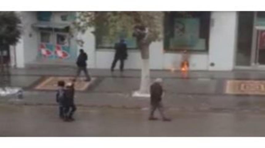 Malatya'da Bankaya Molotofkokteyli Atıldı