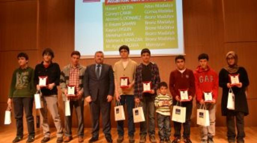 T&Uuml;BİTAK Bilim Olimpiyatları'nda Madalya Alan Atlantik &Ouml;ğrencilerine &Ouml;d&uuml;l