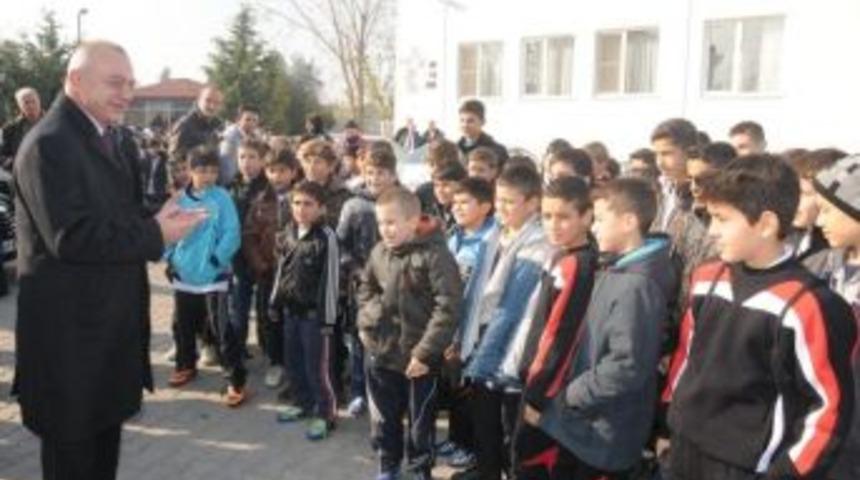 Manisa Belediyesi'nden Futbolculara Malzeme Desteği