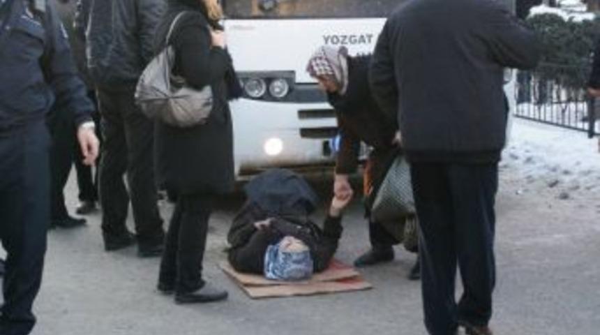 Otob&uuml;s&uuml;n Altında Kalan Kadın Yaralandı